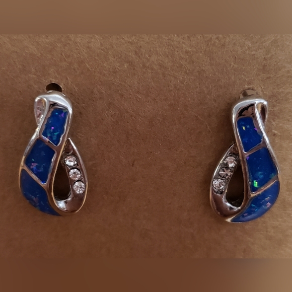 Bundle of 3 pairs of earrings. Very pretty. Green leaves marked Jj jonette Avon - Picture 2 of 9